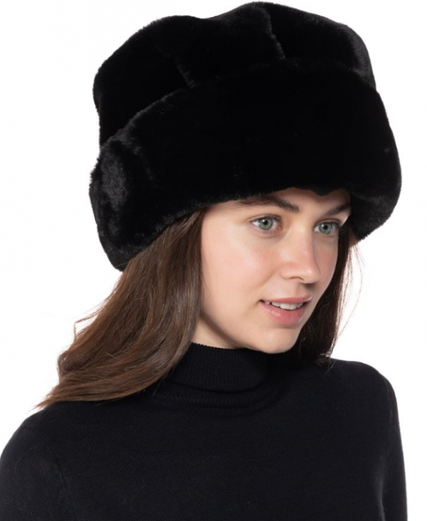 Topi cloche dengan aksen bulu